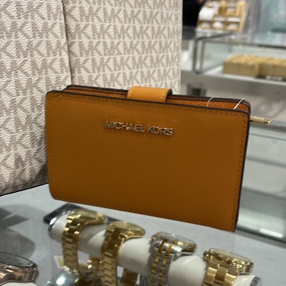 MICHAEL KORS
Medium Crossgrain Leather Wallet
Cider
NWT - Picture 3 of 16